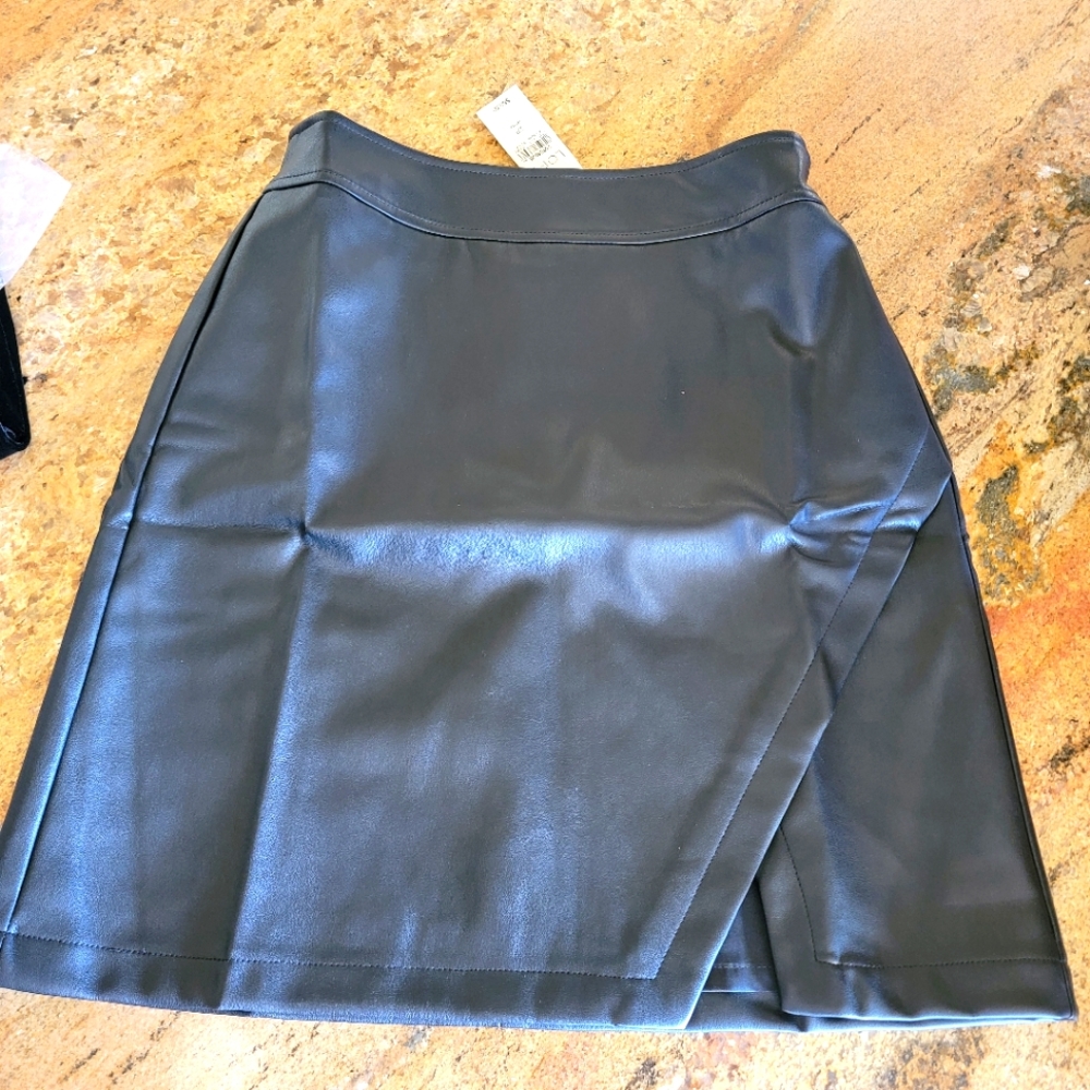 Black mini skirt loft size 2P
